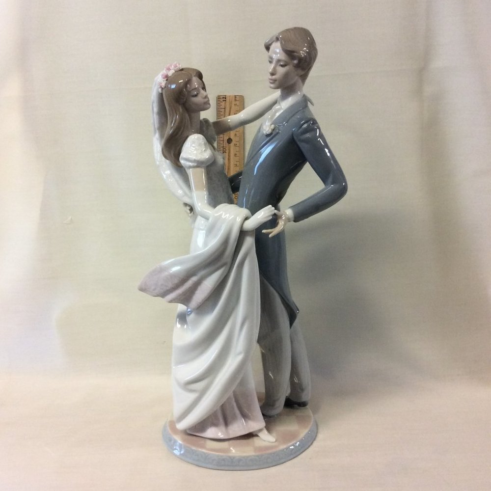 Lladro #1528 "I Love You Truly" Porcelain Figurine